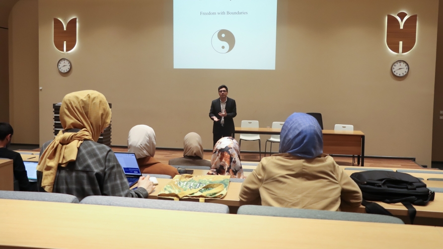 The Colloquium on “Paradoxical Leadership: A Pathway to Self-Efficacy and Resilience” Was Held